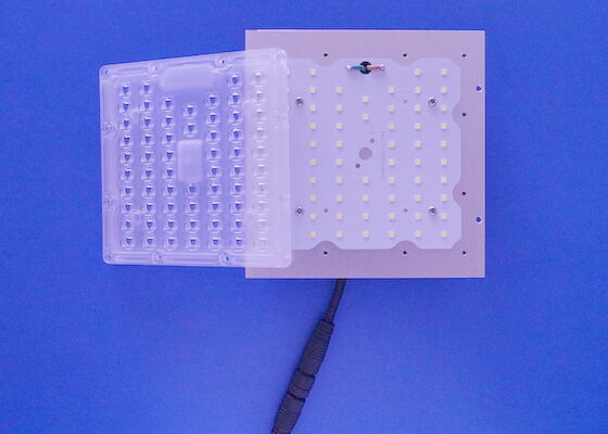 64LEDs 50W पीसी ऐरे लेंस मॉड्यूल 80x150 डिग्री 130-140LM ​​/ W
